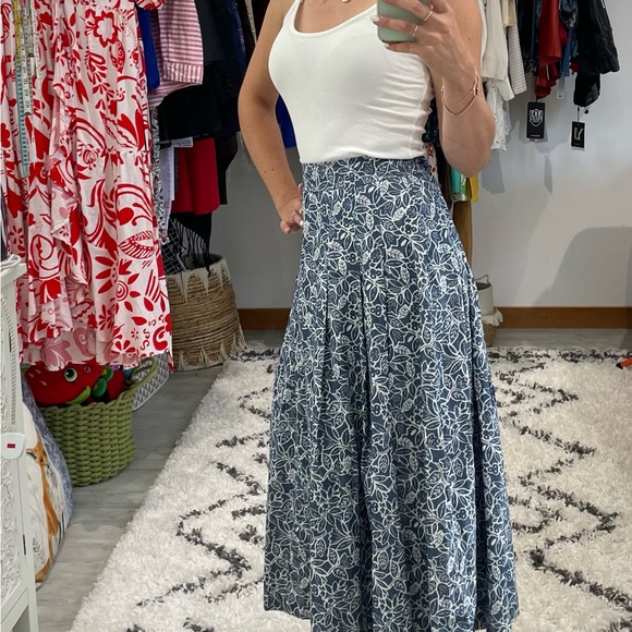 SEASALT ladies midi skirt cotton blue white floral size 8 Aline pleated casual - Picture 3 of 9